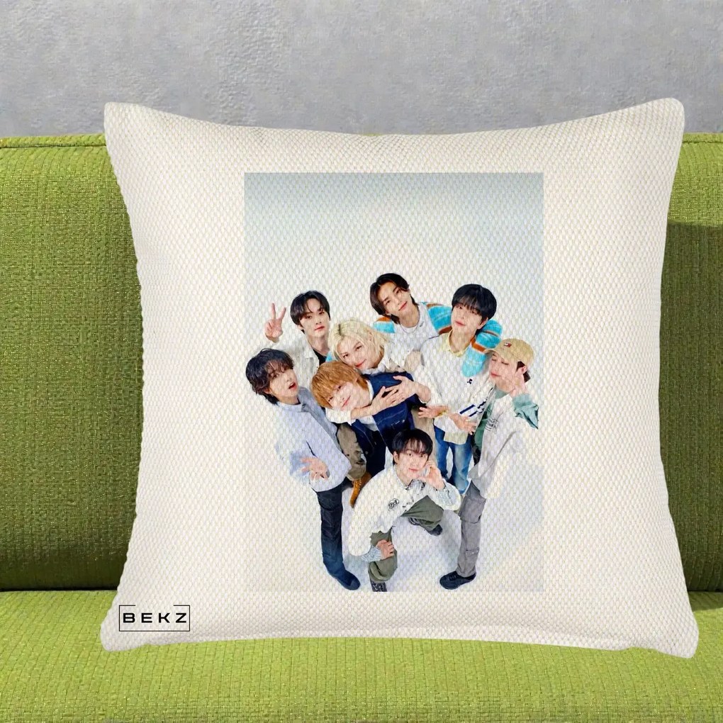 Perna Personalizata K-pop Stray Kids Foto Grup Bleu, 40x40 cm, Crem Reliefat, Husa Detasabila, Perna Inclusa, BEKZ®