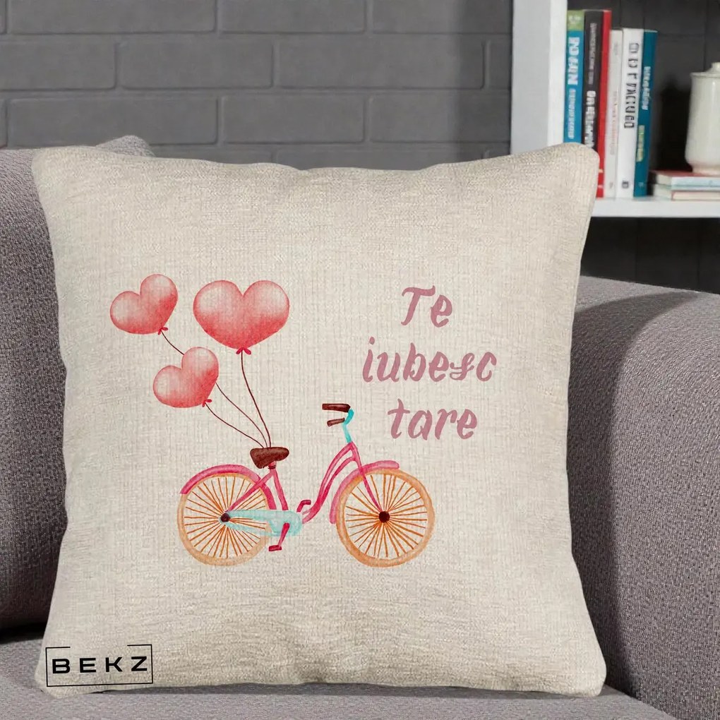 Perna Decorativa Te Iubesc Tare cu Bicicleta Roz si Baloane Inima, 40x40 cm, Bej Canapea, Husa Detasabila, Perna Inclusa, BEKZ®
