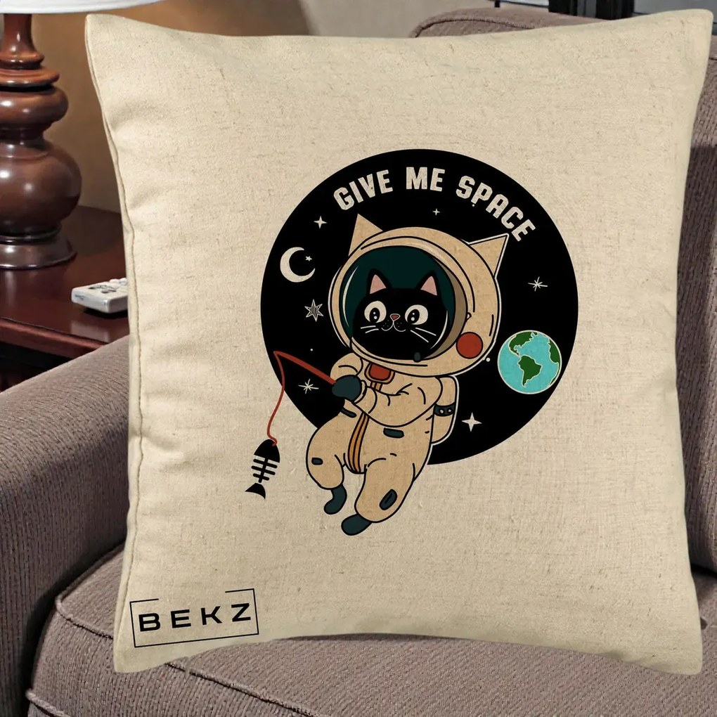 Perna Decorativa Give Me Space Pisica Astronaut, 40x40 cm, Bej, Husa Detasabila, Perna Inclusa, BEKZ®