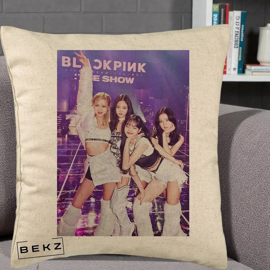 Perna Personalizata K-pop BLACKPINK The Show Concert cu 4 Membre pe Scena, 40x40 cm, Bej, Husa Detasabila, Perna Inclusa, BEKZ®