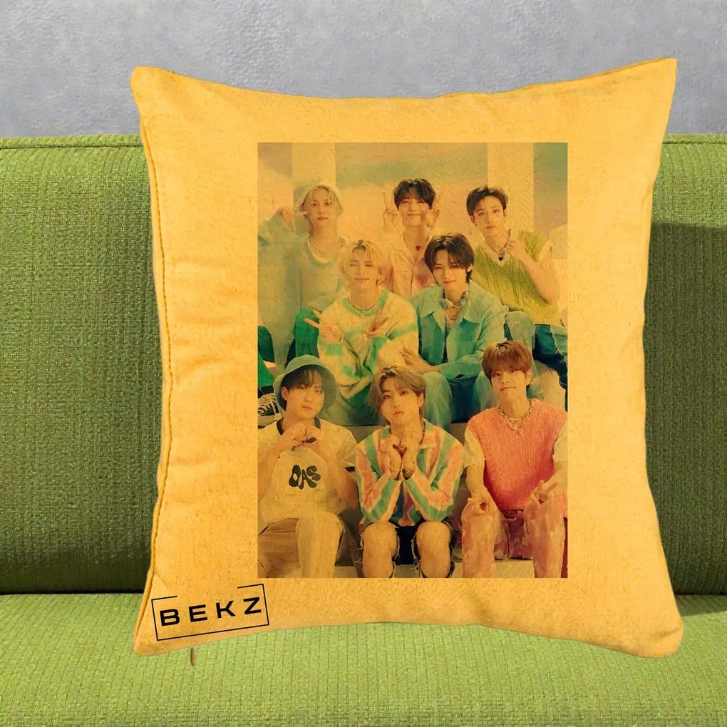 Perna Personalizata K-Pop Grup Foto Pasteluri cu 8 Artisti, 40x40 cm, Galben, Husa Detasabila, Perna Inclusa, BEKZ®