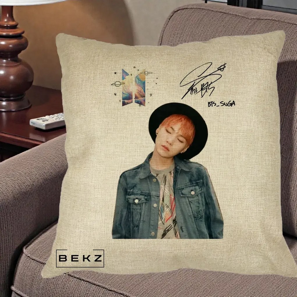 Perna Personalizata K-pop BTS Suga par Portocaliu Palarie Autograf, 40x40 cm, Crem, Husa Detasabila, Perna Inclusa, BEKZ®