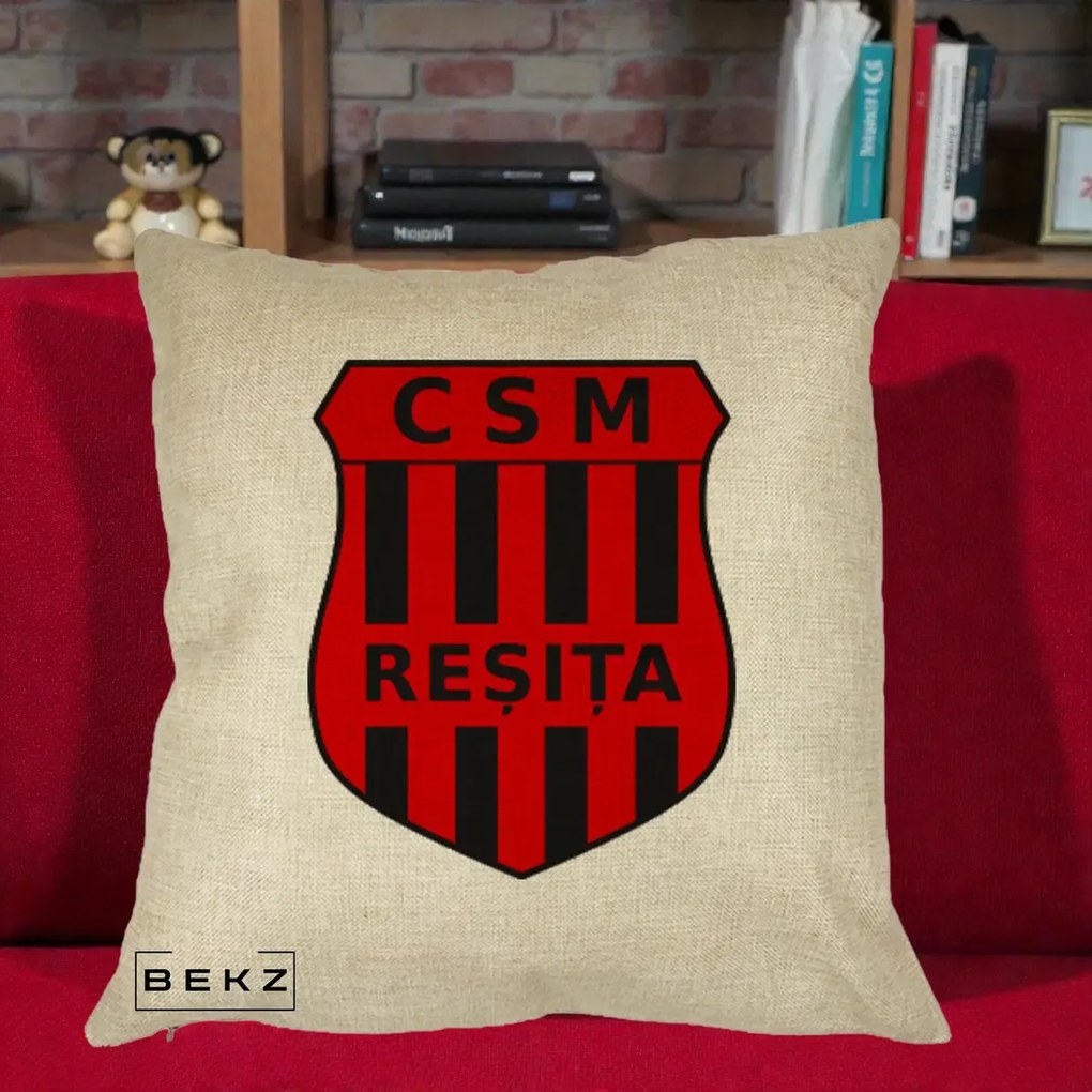 Perna Personalizata CSM Resita Fotbal, 40x40 cm, Crem, Husa Detasabila, Perna Inclusa, BEKZ®