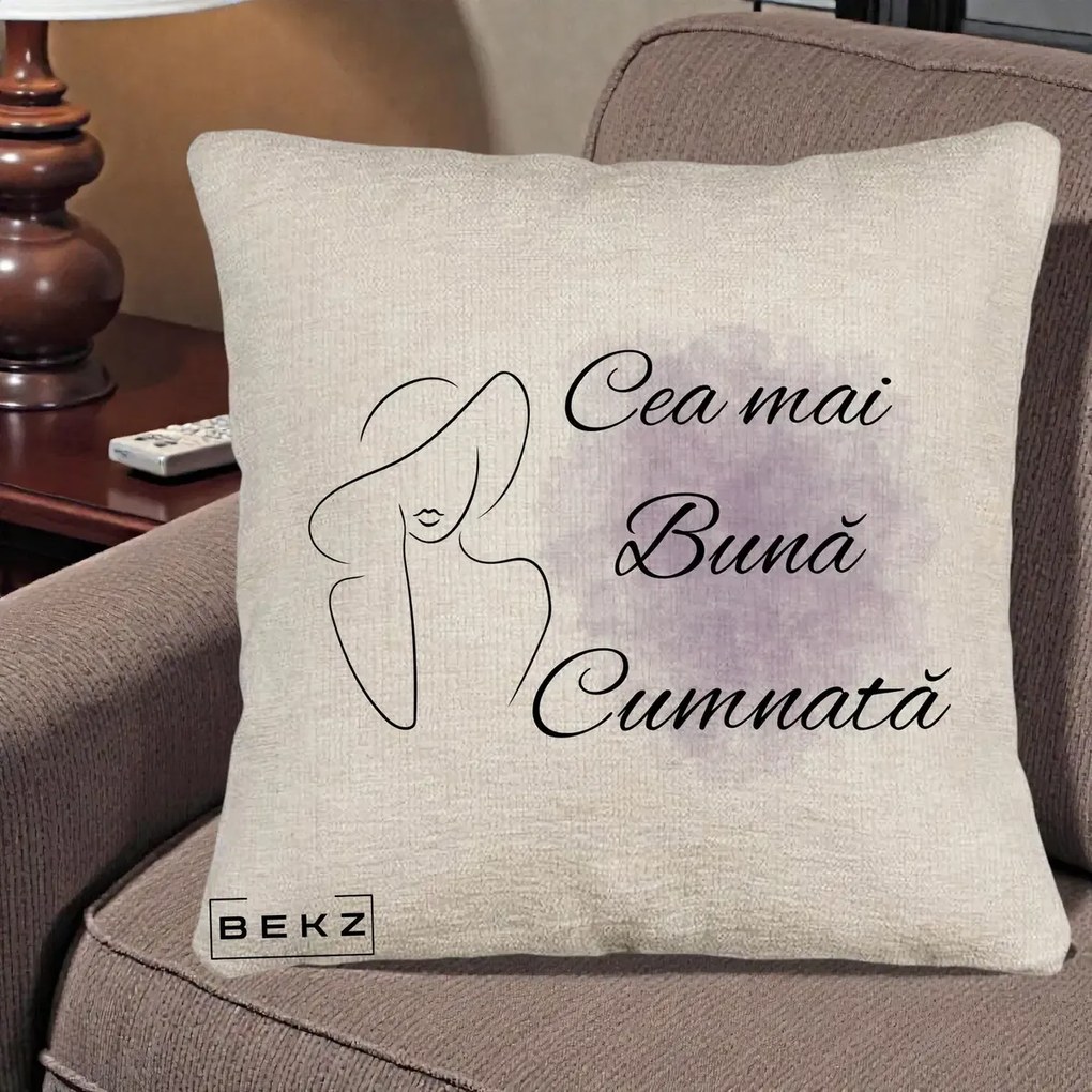 Cadou pentru Cumnata - Perna Personalizata Cea mai Buna Cumnata cu Silueta Dama si Pete Violet, 40x40 cm, Bej Canapea, Husa Detasabila, Perna Inclusa, BEKZ®