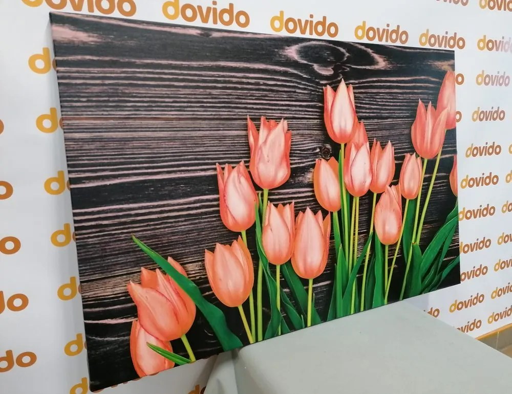 Tablou lalele portocalii fermecătoare pe fundal de lemn