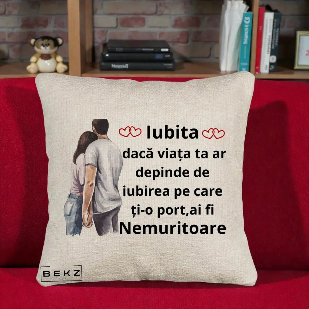 Cadou pentru Iubita - Perna Personalizata Iubita Nemuritoare cu Cuplu Acuarela Roz si Inimi, 40x40 cm, Bej Canapea, Husa Detasabila, Perna Inclusa, BEKZ®