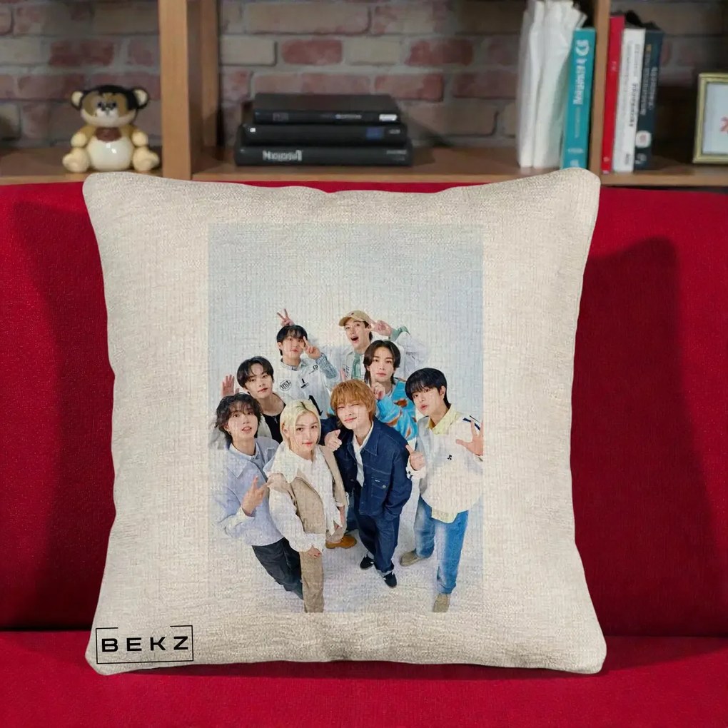 Perna Personalizata K-pop Stray Kids Foto Grup Alb cu 8 Membrii de Sus, 40x40 cm, Bej Canapea, Husa Detasabila, Perna Inclusa, BEKZ®