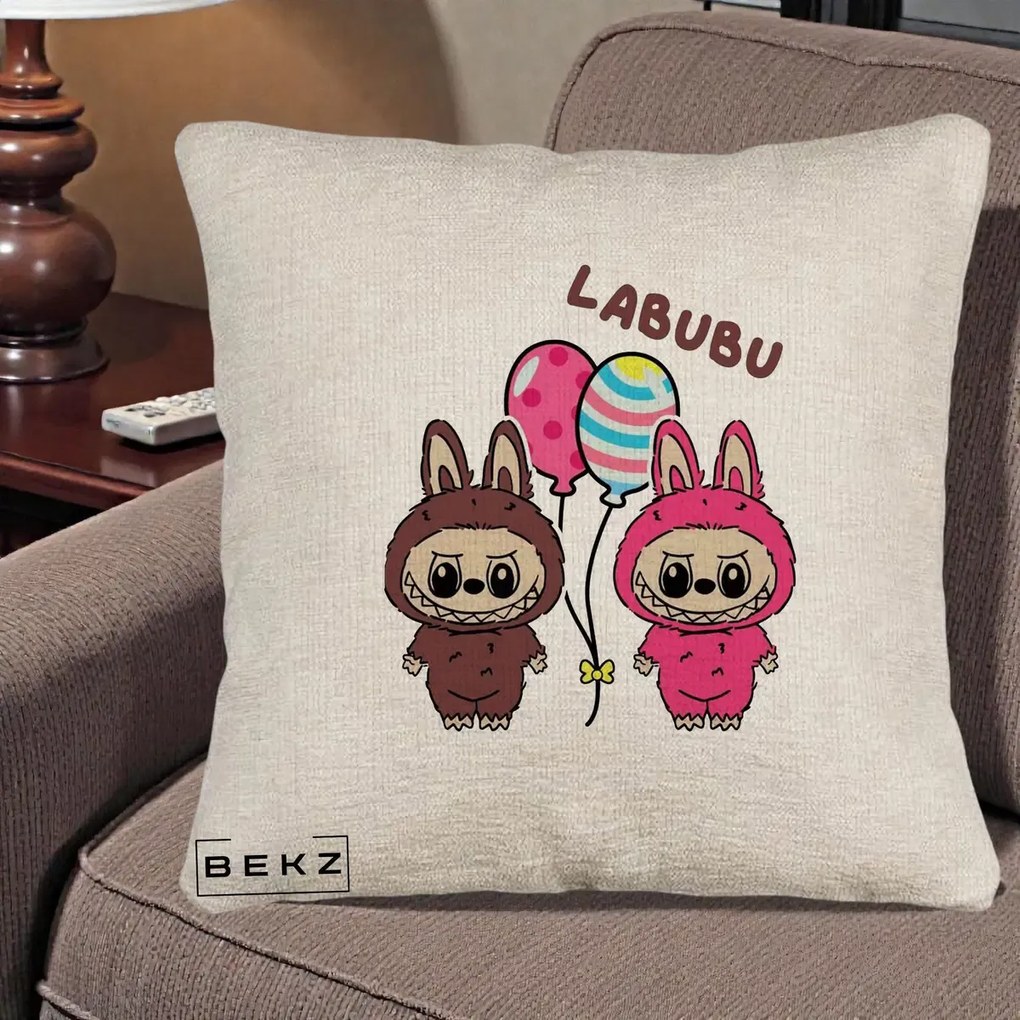 Perna Personalizata Labubu Cuplu cu Baloane, 40x40 cm, Bej Canapea, Husa Detasabila, Perna Inclusa, BEKZ®