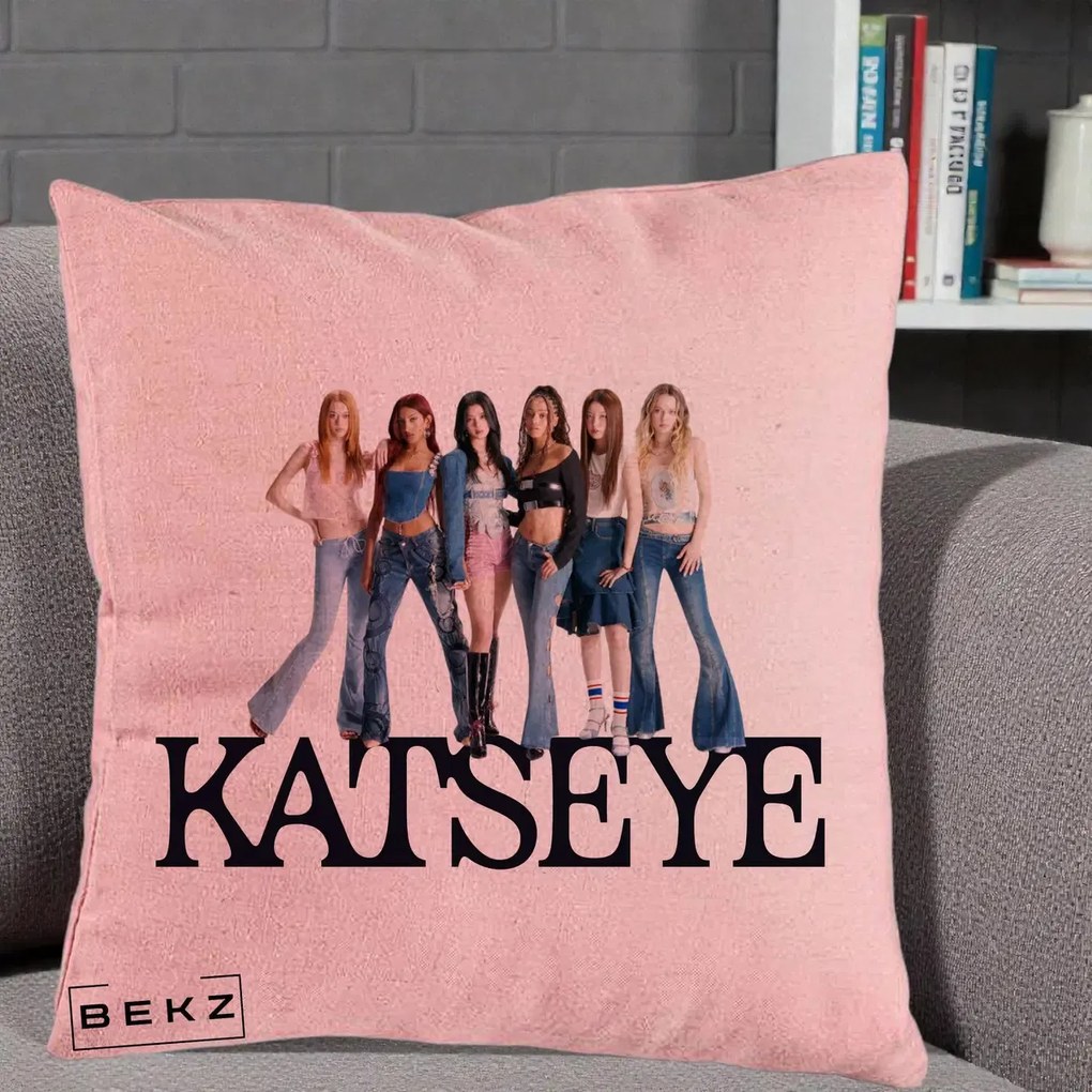 Perna Personalizata K-pop KATSEYE Foto Grup Blugi, 40x40 cm, Roz, Husa Detasabila, Perna Inclusa, BEKZ®