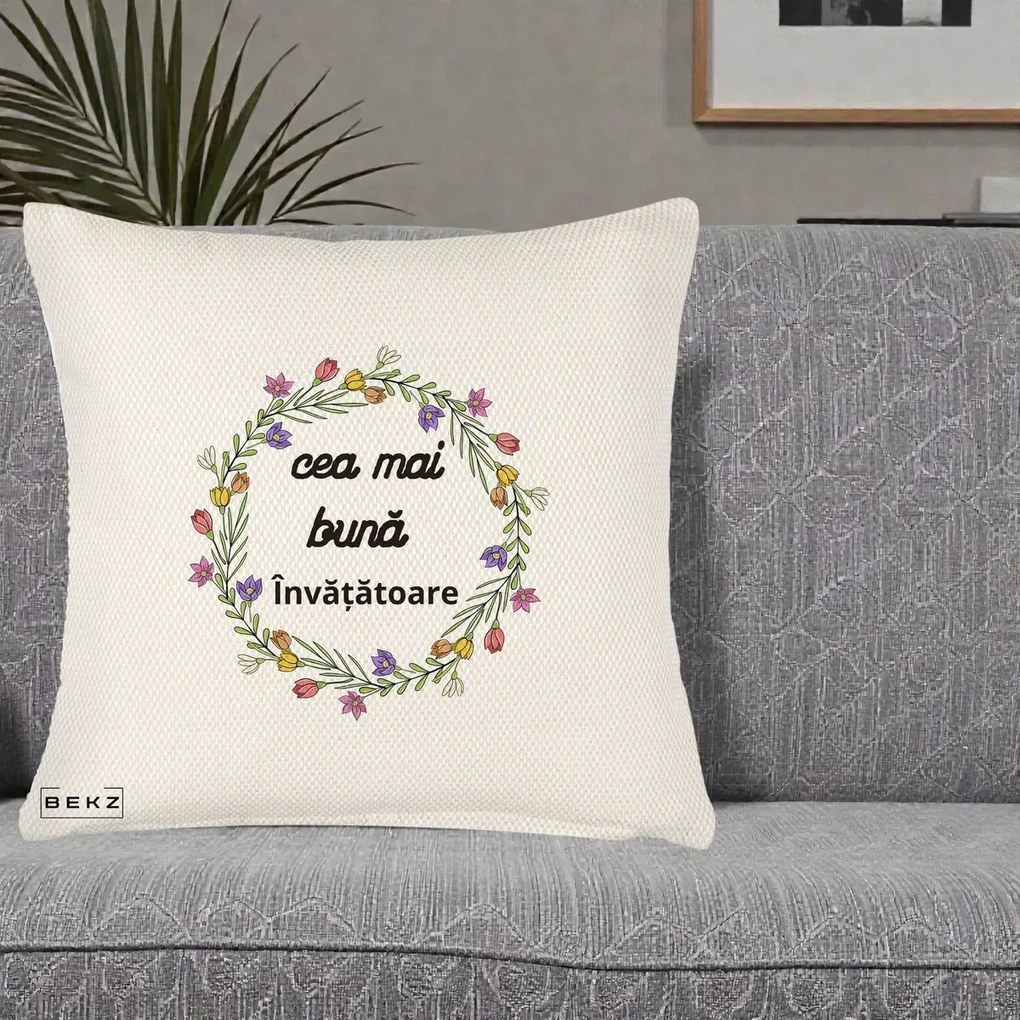 Cadou pentru Invatatoare - Perna Personalizata Cea mai Buna Invatatore cu Coronita Florala Colorata, 40x40 cm, Crem Reliefat, Husa Detasabila, Perna Inclusa, BEKZ®