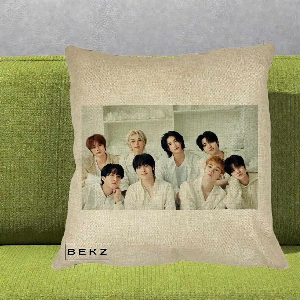 Perna Personalizata K-pop Stray Kids Foto Grup All-White Landscape, 40x40 cm, Crem, Husa Detasabila, Perna Inclusa, BEKZ®