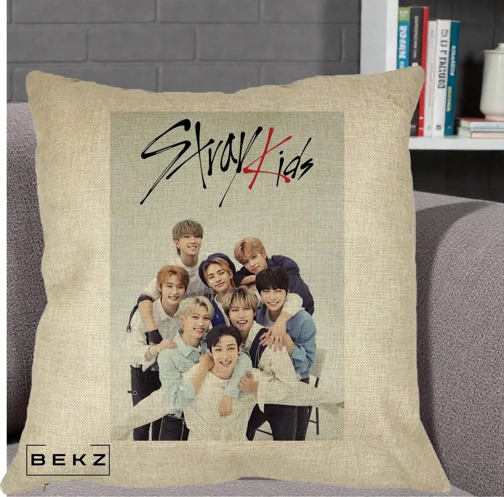 Perna Personalizata K-pop Stray Kids cu Foto Grup Alb-Albastru, 40x40 cm, Crem, Husa Detasabila, Perna Inclusa, BEKZ®