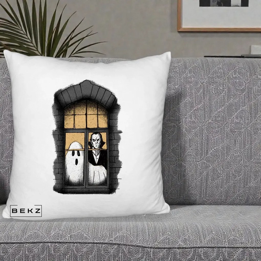 Perna Decorativa Halloween Fantoma si Dracula la Fereastra, 40x40 cm, Alb Pufos, Husa Detasabila, Perna Inclusa, BEKZ®