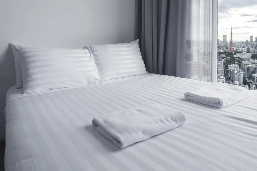 Lenjerie de pat Hotel Line, dubla, 200x220 cm, amestec bumbac, satin, 250 TC, alb, cu dungi 1 cm