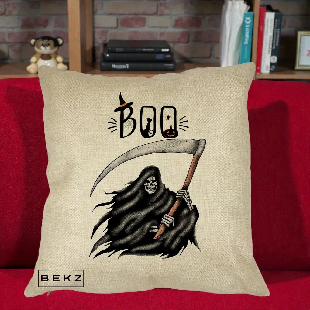 Perna Decorativa Halloween Boo Grim Reaper cu Coasa, 40x40 cm, Crem, Husa Detasabila, Perna Inclusa, BEKZ®