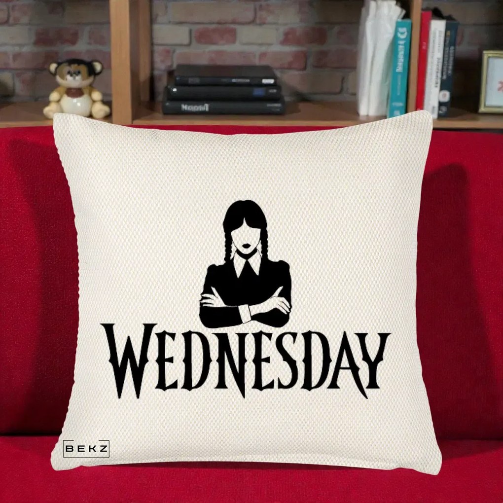 Perna Personalizata Wednesday Addams cu Brate Incrucisate, 40x40 cm, Crem Reliefat, Husa Detasabila, Perna Inclusa, BEKZ®