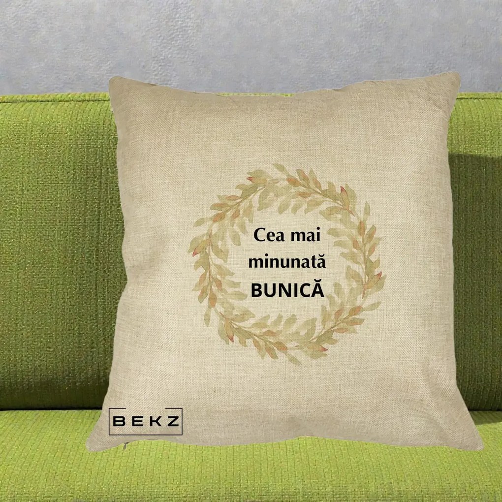 Cadou pentru Bunica - Perna Personalizata Cea Mai Minunata Bunica Coronita Frunze Acuarela, 40x40 cm, Crem, Husa Detasabila, Perna Inclusa, BEKZ®