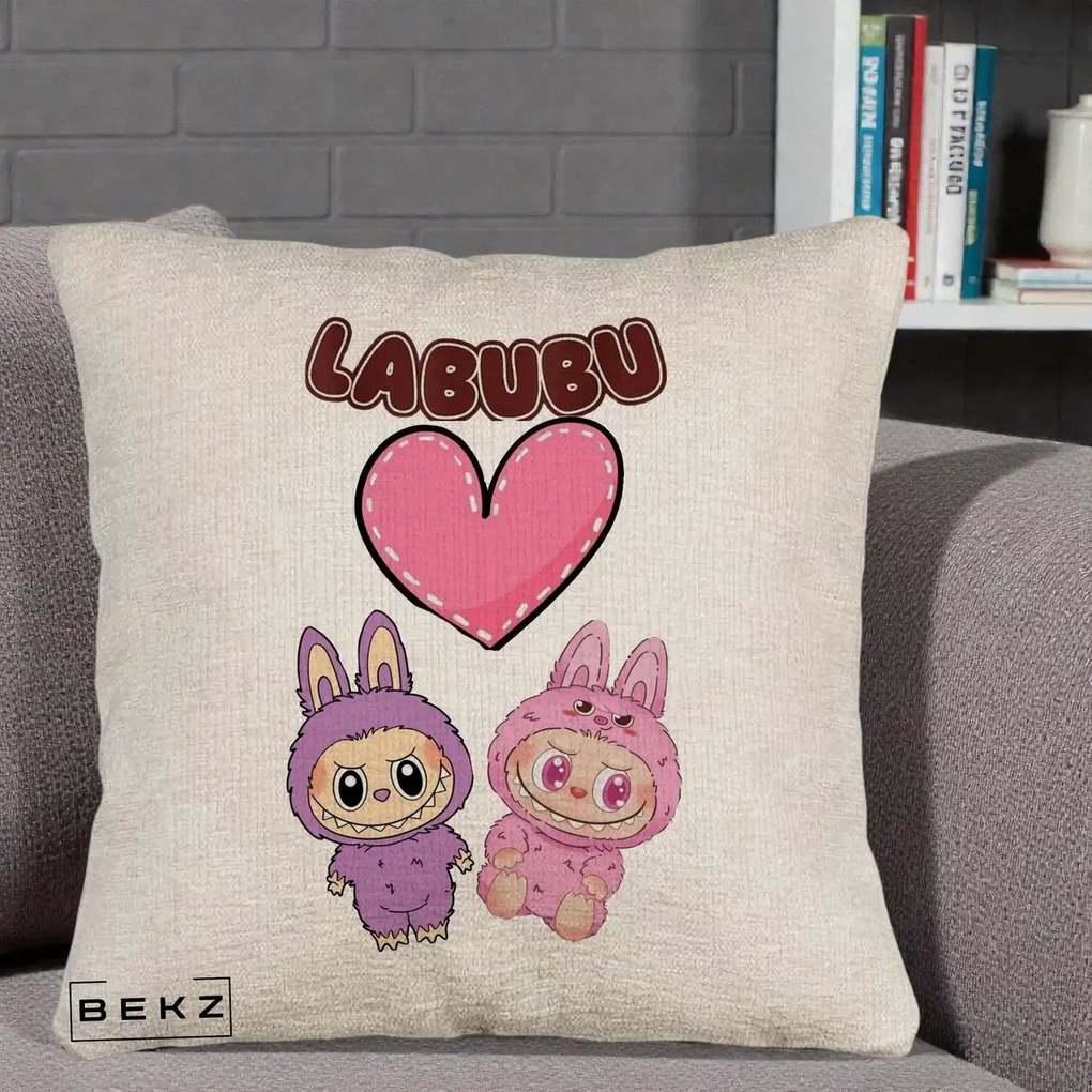 Perna Personalizata Labubu Cuplu Inima, 40x40 cm, Bej Canapea, Husa Detasabila, Perna Inclusa, BEKZ®