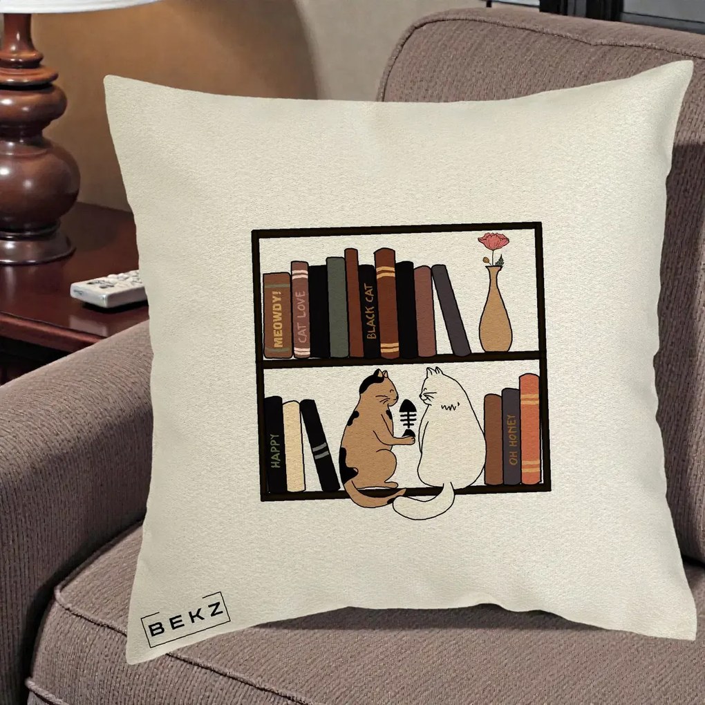 Perna Personalizata Pisici si Carti pe Raft, 40x40 cm, Ecru, Husa Detasabila, Perna Inclusa, BEKZ®