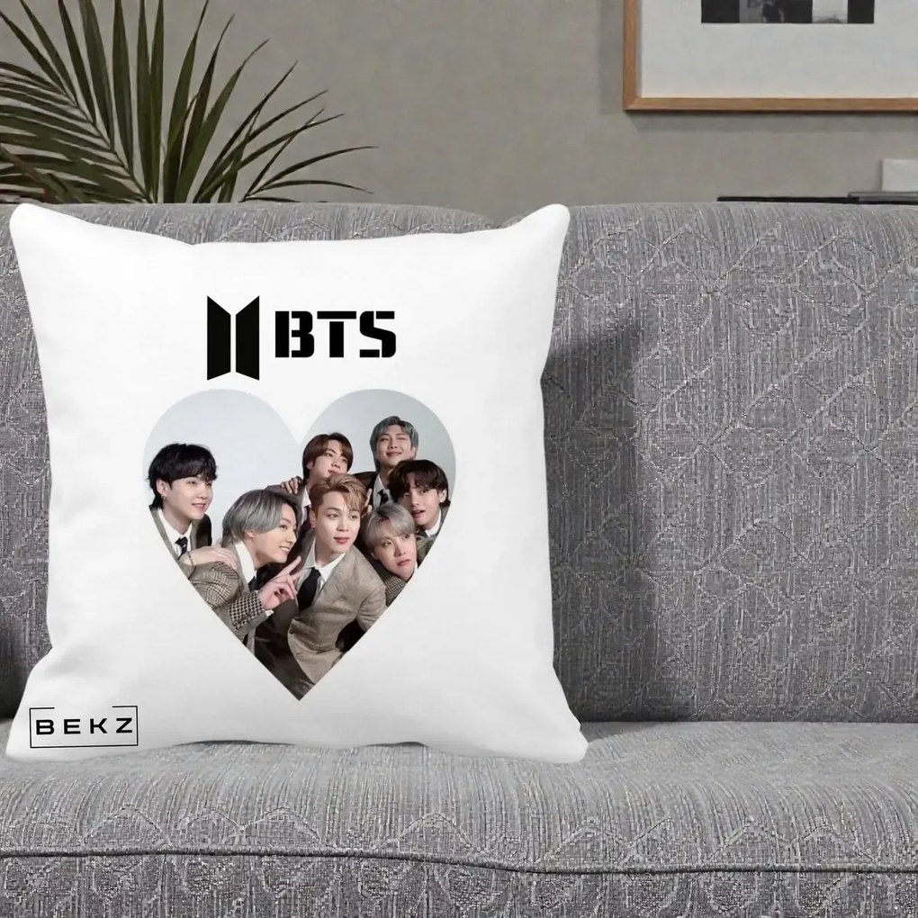 Perna Personalizata K-pop BTS Grup Fotografie in Inima, 40x40 cm, Alba Mata, Husa Detasabila, Perna Inclusa, BEKZ®