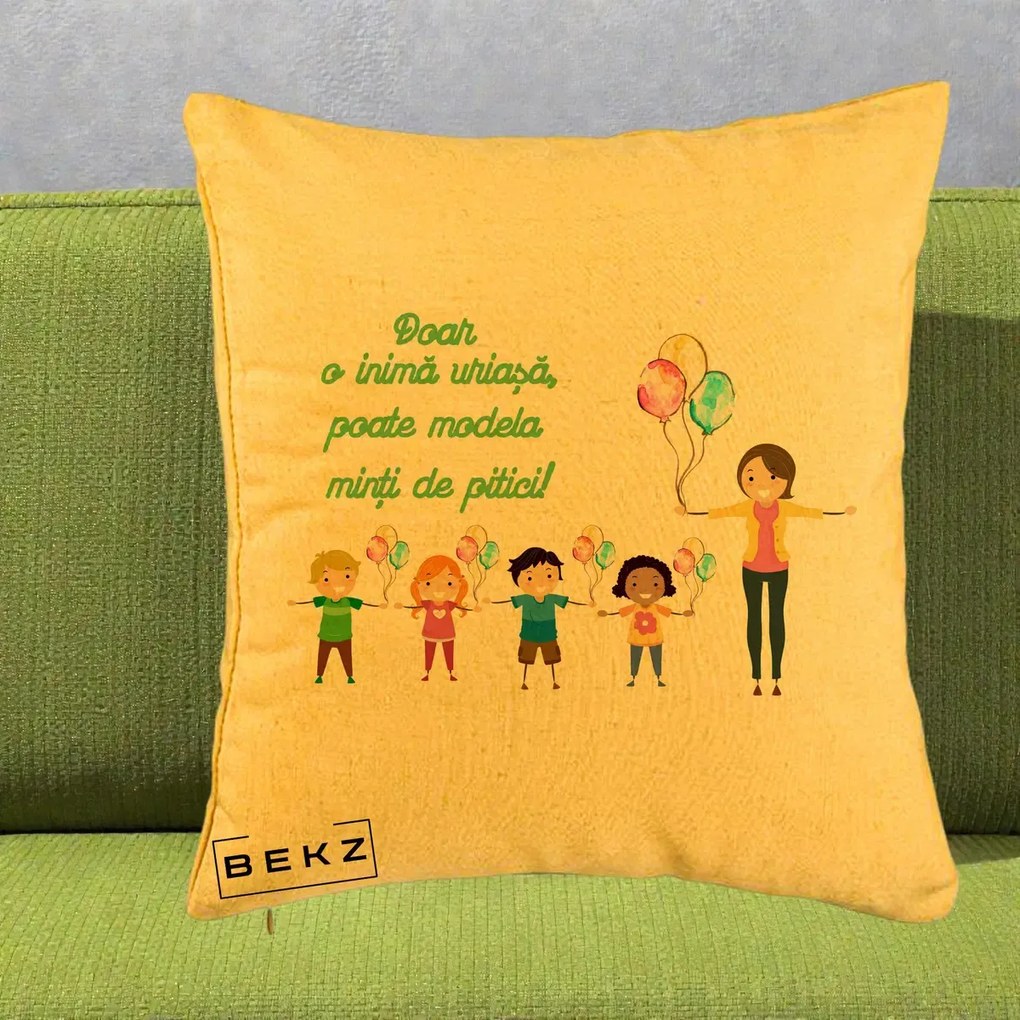 Cadou pentru Educatoare - Perna Personalizata Doar o Inima Uriasa poate Modela Minti de Pitici cu Educatoare si Baloane, 40x40 cm, Galben, Husa Detasabila, Perna Inclusa, BEKZ®