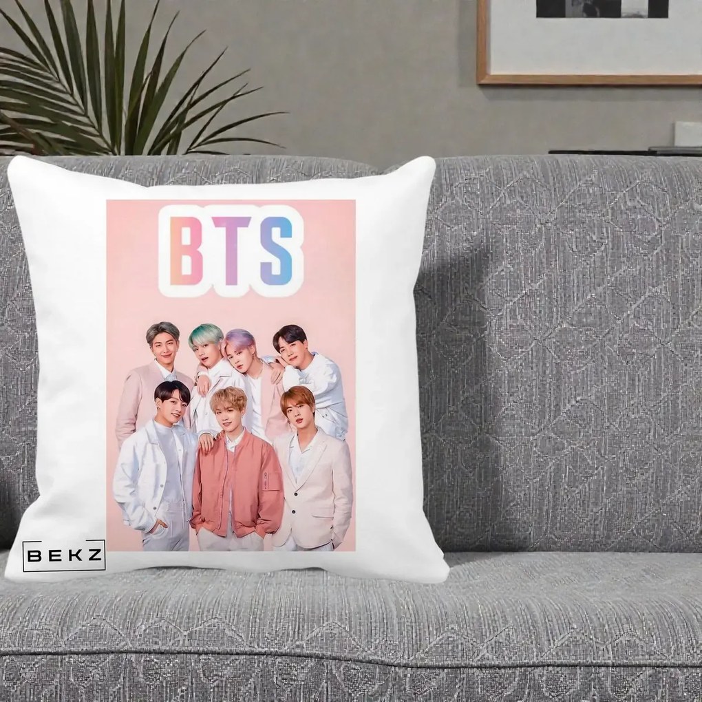 Perna Personalizata K-pop BTS Foto Grup cu BTS si Fond Roz Pastel, 40x40 cm, Alba Mata, Husa Detasabila, Perna Inclusa, BEKZ®