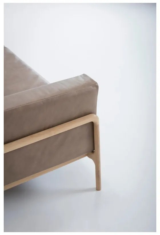 Canapea din piele bovină cu structură din lemn masiv de stejar Gazzda Fawn, 240 cm, maro deschis