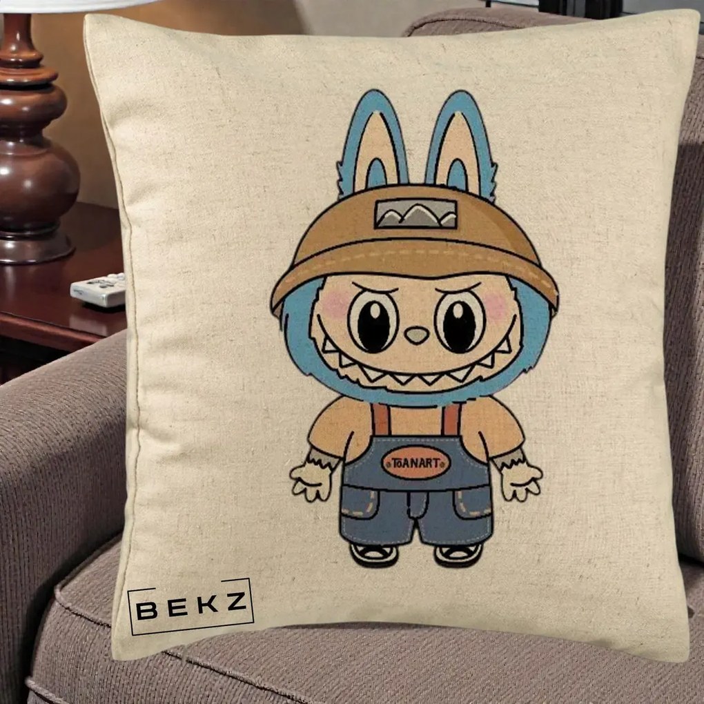 Perna Personalizata Labubu Toanart Blugi, 40x40 cm, Bej, Husa Detasabila, Perna Inclusa, BEKZ®