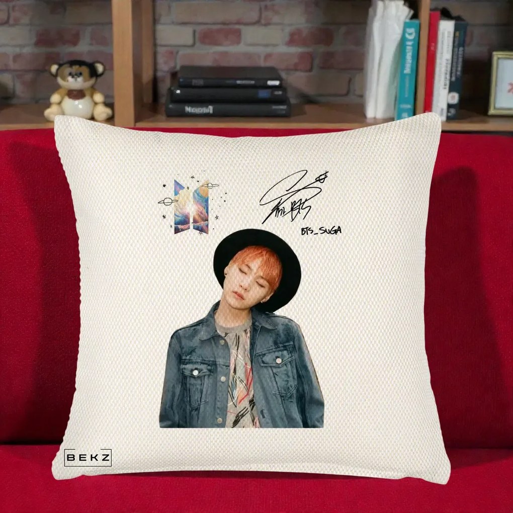 Perna Personalizata K-pop BTS Suga par Portocaliu Palarie Autograf, 40x40 cm, Crem Reliefat, Husa Detasabila, Perna Inclusa, BEKZ®