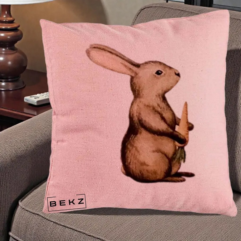 Perna Decorativa Iepuras Acuarela cu Morcov, 40x40 cm, Roz, Husa Detasabila, Perna Inclusa, BEKZ®