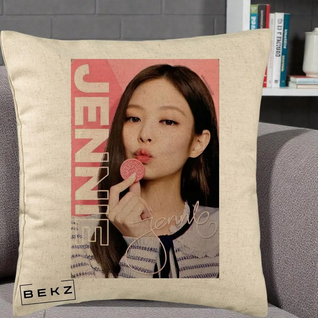 Perna Personalizata K-pop BLACKPINK Jennie cu Semnatura si Fond Roz, 40x40 cm, Bej, Husa Detasabila, Perna Inclusa, BEKZ®