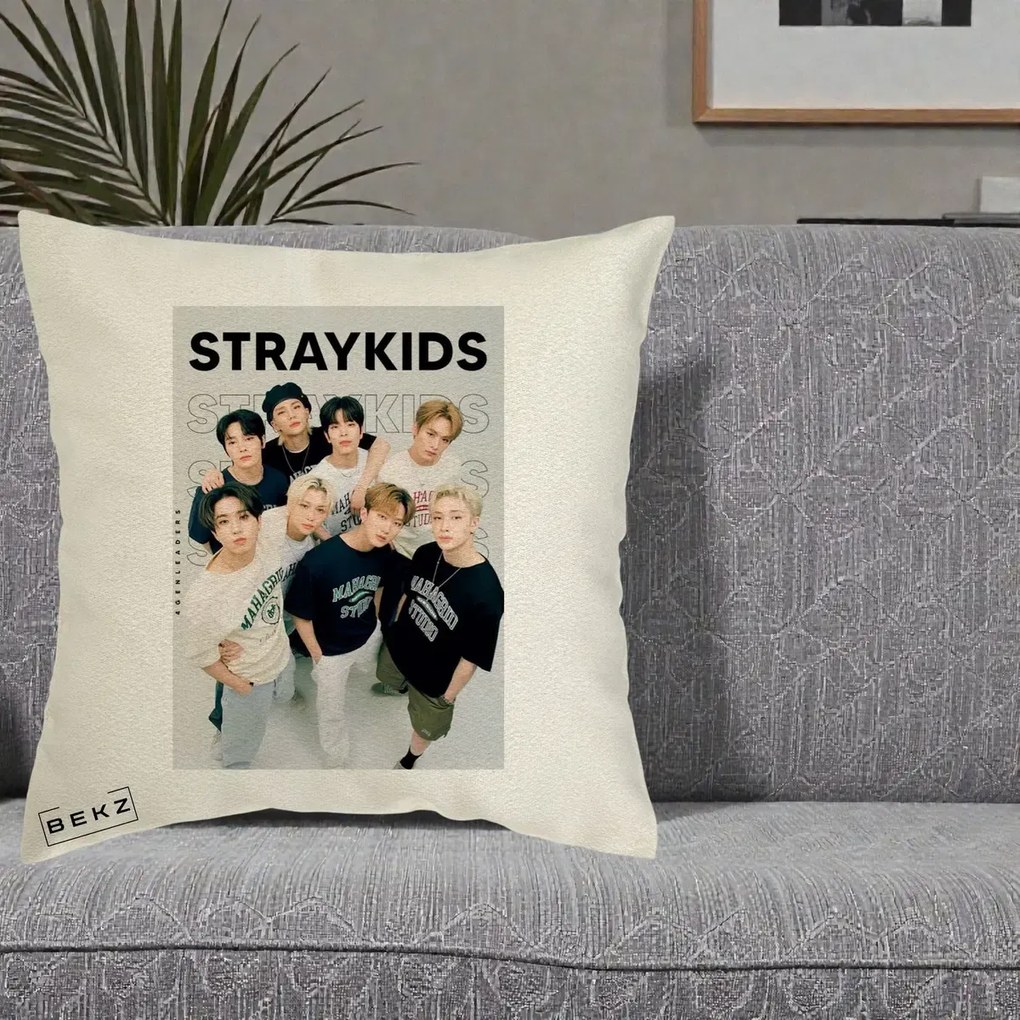 Perna Personalizata K-pop Stray Kids STRAYKIDS Alb-Negru cu Foto Grup, 40x40 cm, Ecru, Husa Detasabila, Perna Inclusa, BEKZ®