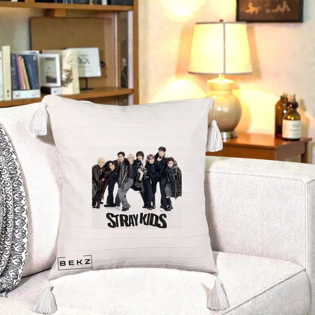 Perna Personalizata K-pop Stray Kids Outfit Negru, 40x40 cm, Bej cu Franjuri, Husa Detasabila, Perna Inclusa, BEKZ®