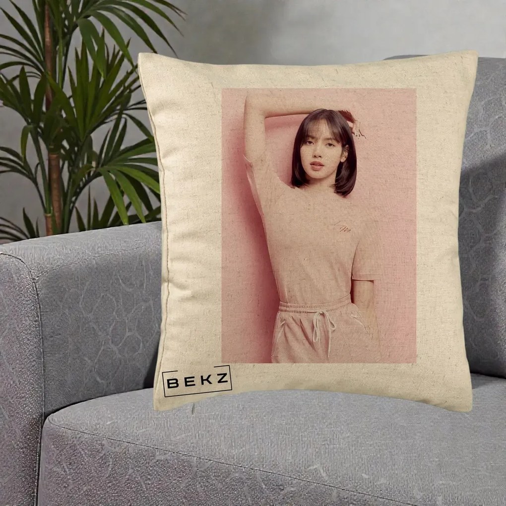Perna Personalizata K-pop BLACKPINK Lisa Roz, 40x40 cm, Bej, Husa Detasabila, Perna Inclusa, BEKZ®