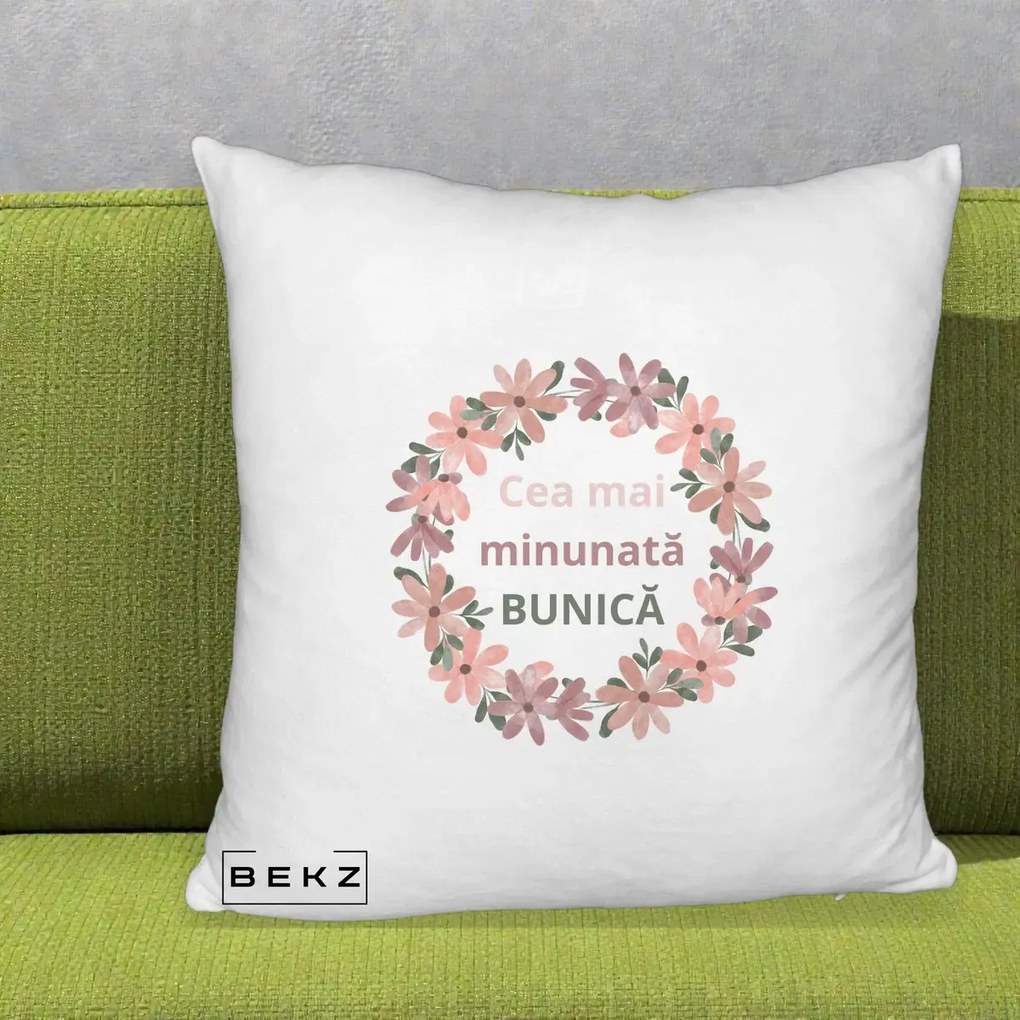 Cadou pentru Bunica - Perna Personalizata Cea Mai Minunata Bunica Coronita Flori Roz, 40x40 cm, Alb Pufos, Husa Detasabila, Perna Inclusa, BEKZ®