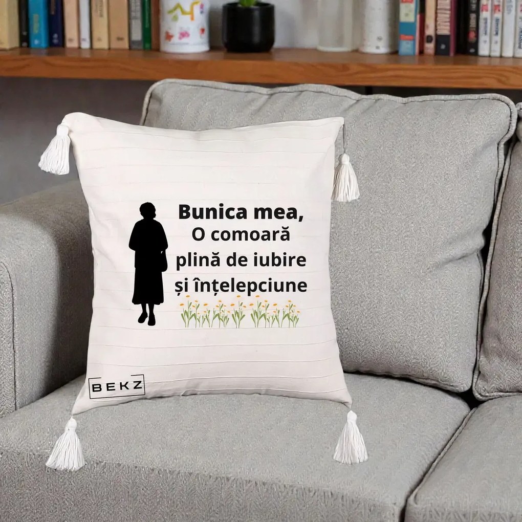 Cadou pentru Bunica - Perna Personalizata Bunica Mea Comoara Iubire Intelepciune Silueta cu Nepoata, 40x40 cm, Bej cu Franjuri, Husa Detasabila, Perna Inclusa, BEKZ®