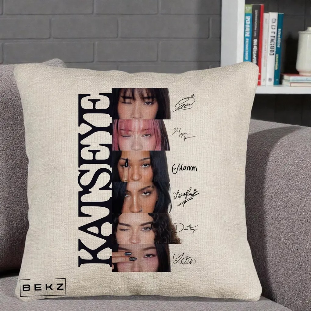 Perna Personalizata K-pop KATSEYE Semnaturi Membre Foto, 40x40 cm, Bej Canapea, Husa Detasabila, Perna Inclusa, BEKZ®
