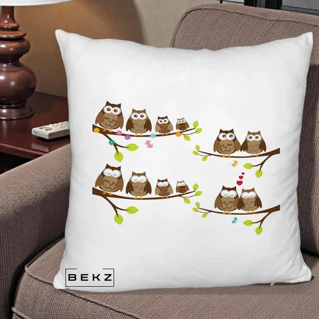 Perna Decorativa Familie de Bufnite pe Ramuri, 40x40 cm, Alb Pufos, Husa Detasabila, Perna Inclusa, BEKZ®