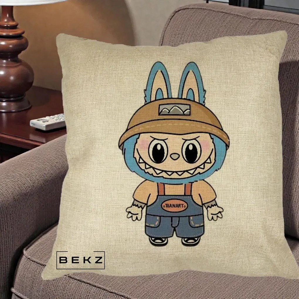 Perna Personalizata Labubu Toanart Blugi, 40x40 cm, Crem, Husa Detasabila, Perna Inclusa, BEKZ®