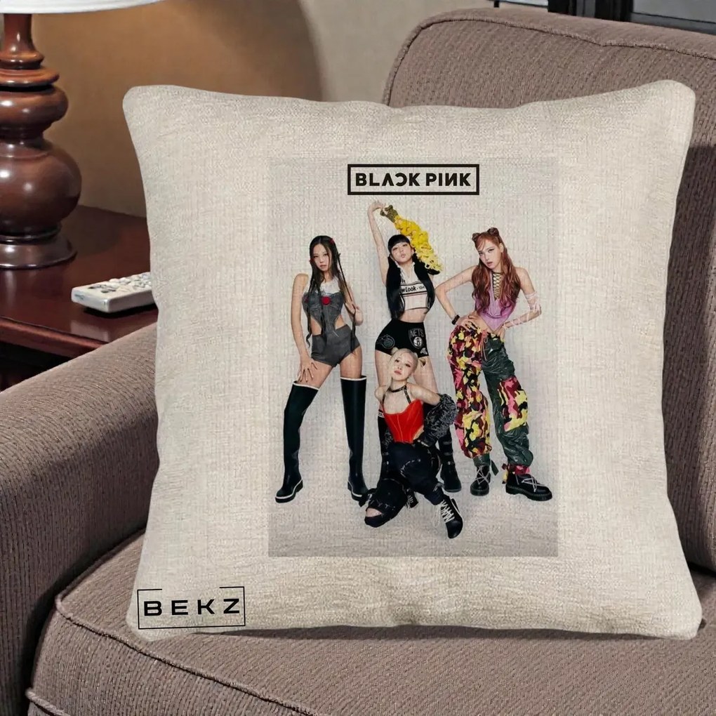 Perna Personalizata K-pop BLACKPINK Fotografie Grup Tinute Edgy, 40x40 cm, Bej Canapea, Husa Detasabila, Perna Inclusa, BEKZ®