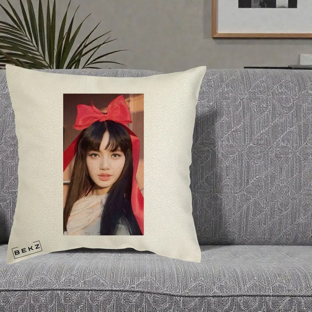 Perna Personalizata K-pop BLACKPINK Rose cu Funda Rosie, 40x40 cm, Ecru, Husa Detasabila, Perna Inclusa, BEKZ®