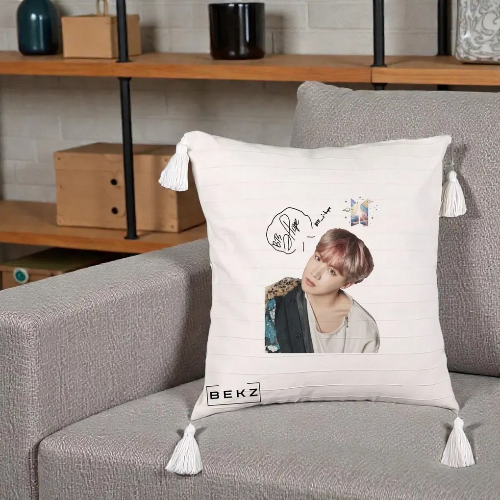 Perna Personalizata K-pop BTS J-Hope Par Roz Autograf, 40x40 cm, Bej cu Franjuri, Husa Detasabila, Perna Inclusa, BEKZ®