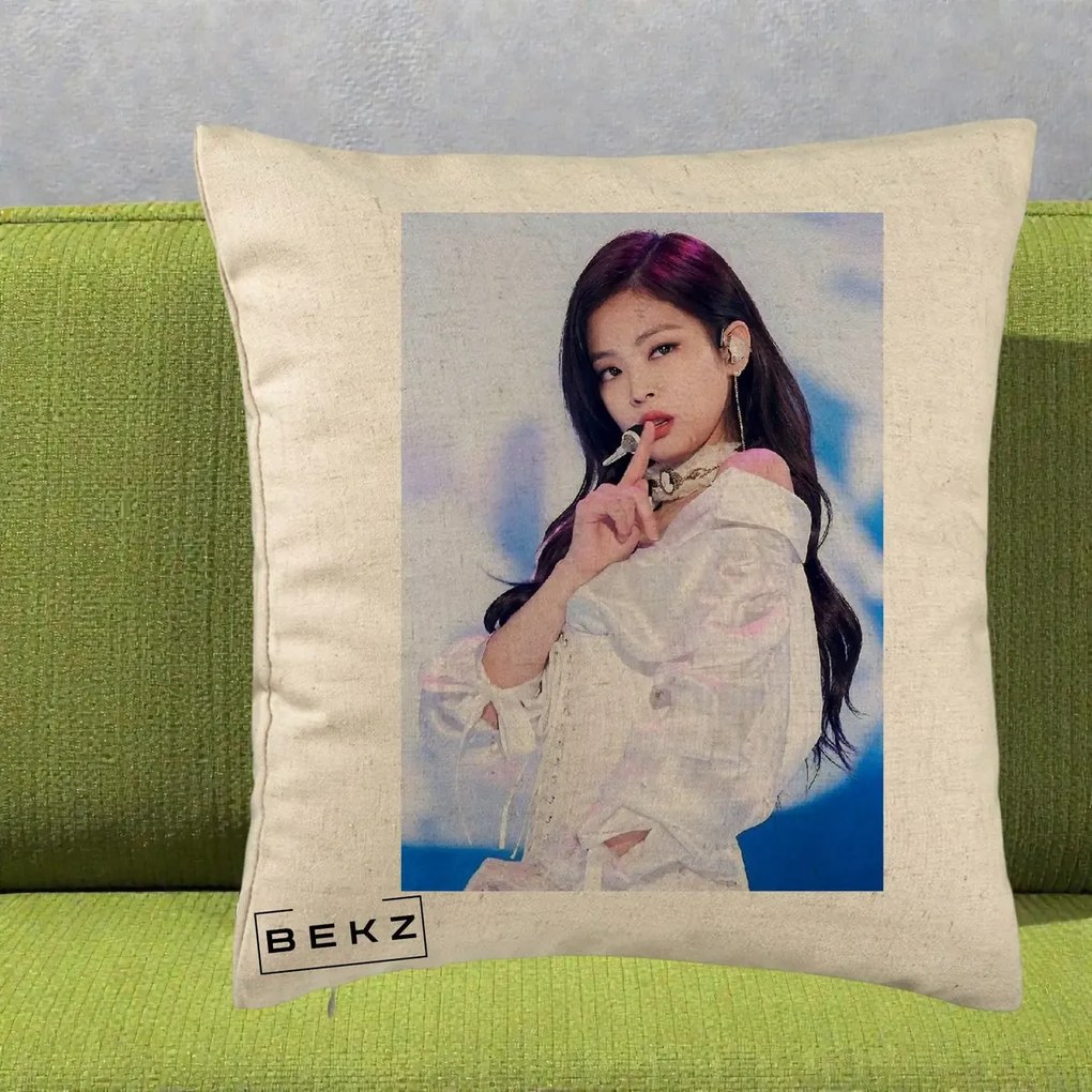 Perna Personalizata K-pop BLACKPINK Jennie Concert Alb cu Microfon, 40x40 cm, Bej, Husa Detasabila, Perna Inclusa, BEKZ®