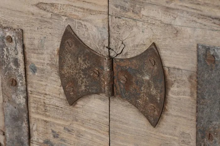 Bufet rustic din lemn reciclat, natur, cu 2 uși, decor sculptat manual și balamale fluture din metal, 92 x 167 x 51 cm, „Rigora”