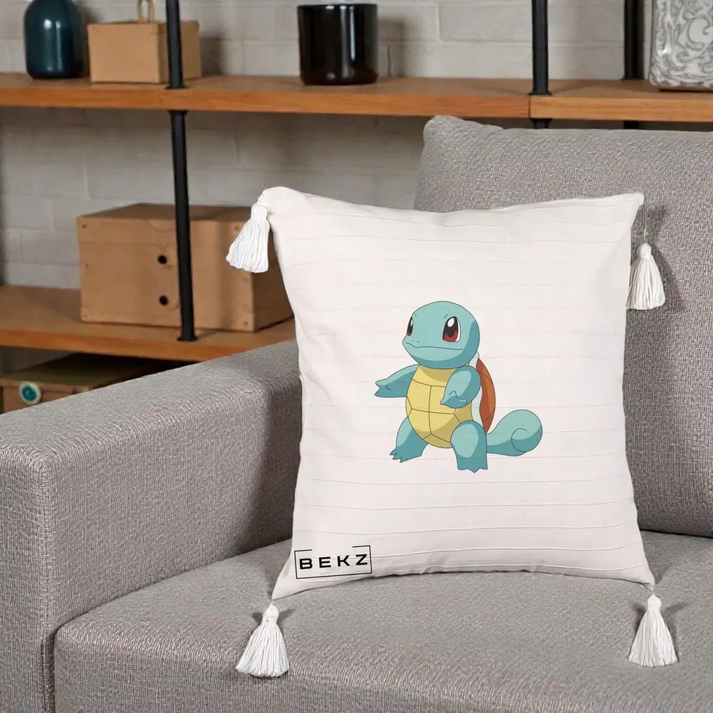 Perna Personalizata Squirtle Pokemon, 40x40 cm, Bej cu Franjuri, Husa Detasabila, Perna Inclusa, BEKZ®