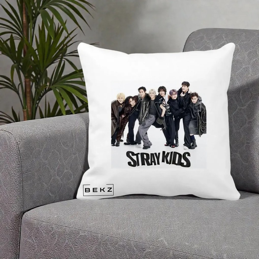 Perna Personalizata K-pop Stray Kids Outfit Negru, 40x40 cm, Alba Mata, Husa Detasabila, Perna Inclusa, BEKZ®