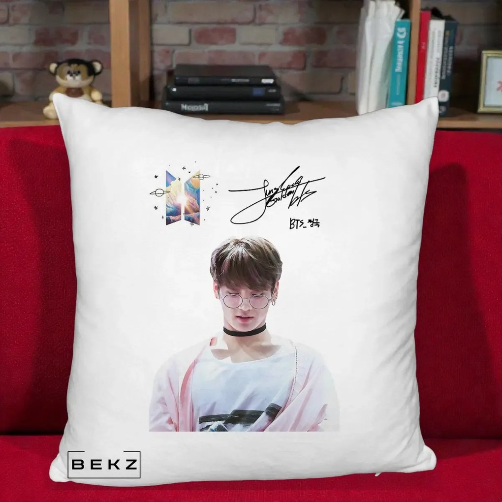 Perna Personalizata K-pop BTS Jungkook Portret cu Ochelari Autograf, 40x40 cm, Alb Pufos, Husa Detasabila, Perna Inclusa, BEKZ®