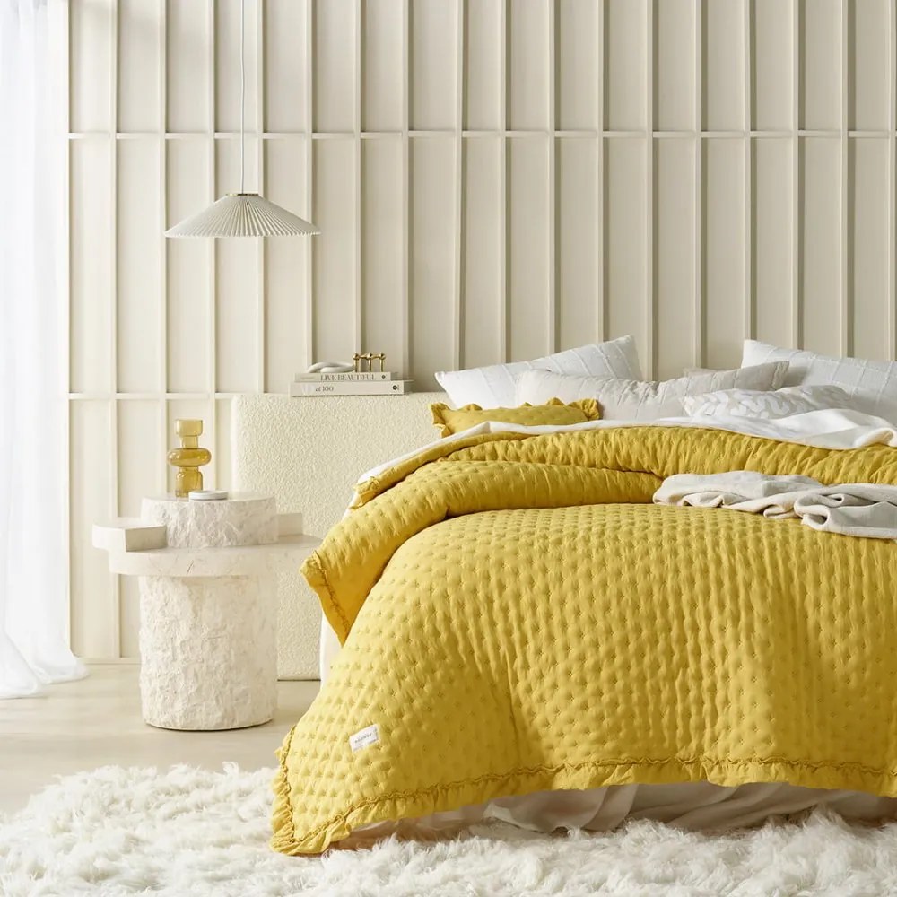 Cuvertură de pat modernă galbenă Molly cu volănașe 220 x 240 cm