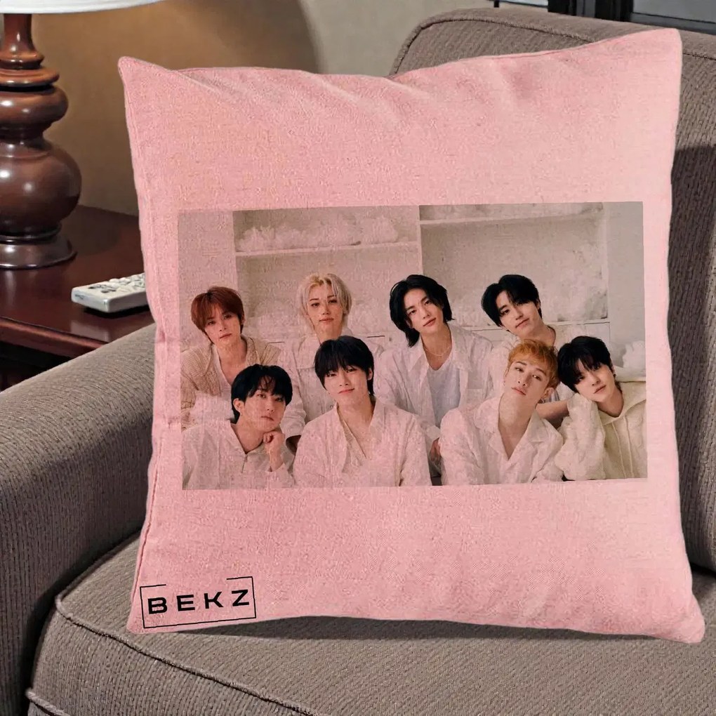 Perna Personalizata K-pop Stray Kids Foto Grup All-White Landscape, 40x40 cm, Roz, Husa Detasabila, Perna Inclusa, BEKZ®