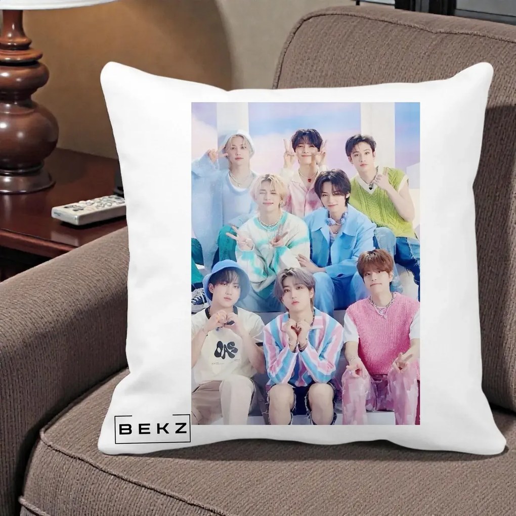 Perna Personalizata K-Pop Grup Foto Pasteluri cu 8 Artisti, 40x40 cm, Alba Mata, Husa Detasabila, Perna Inclusa, BEKZ®